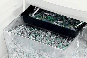 keeps cd and credit card shreds separate